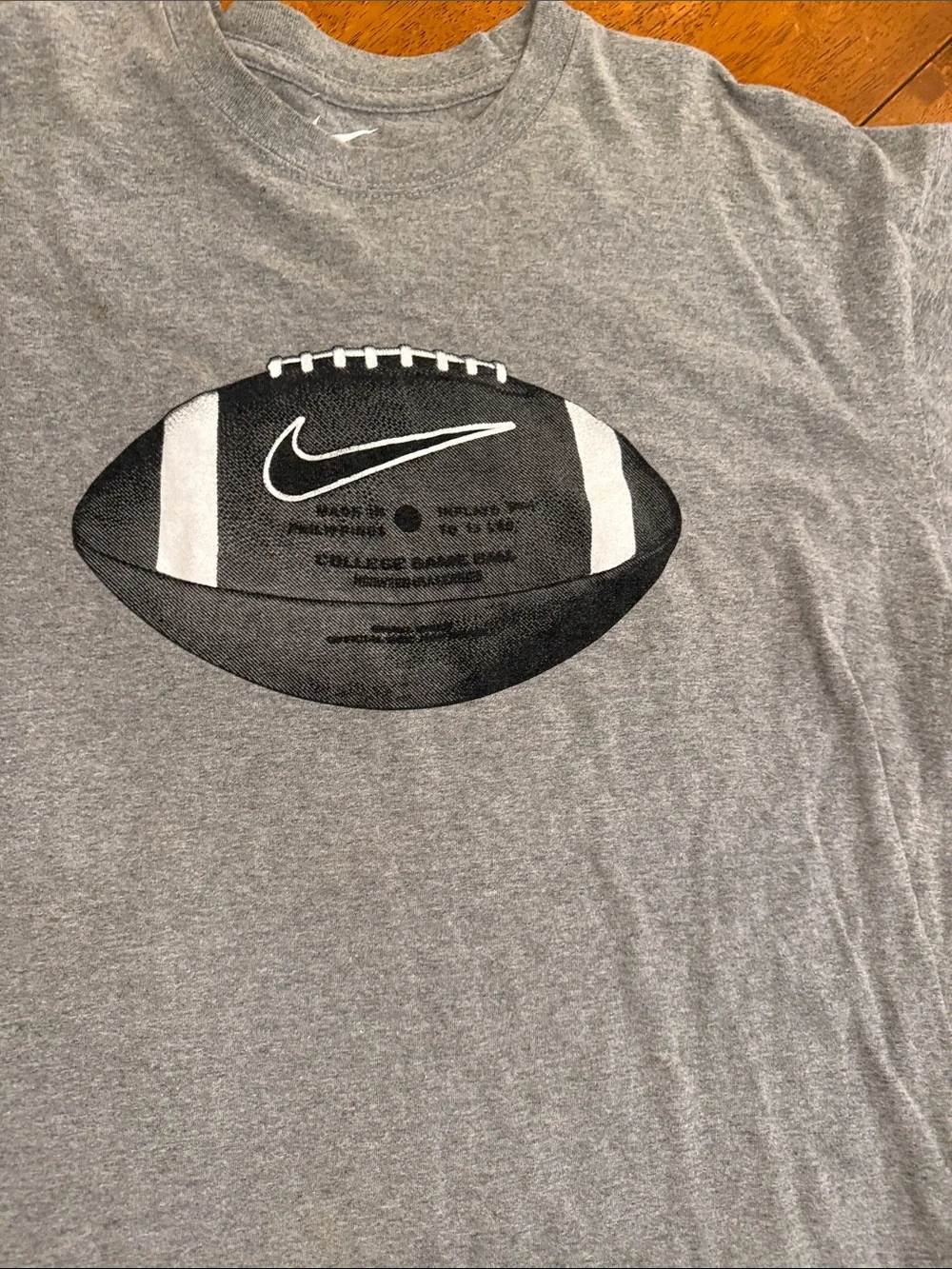 Nike Gray Short-Sleeve Tee with Football Graphic xl